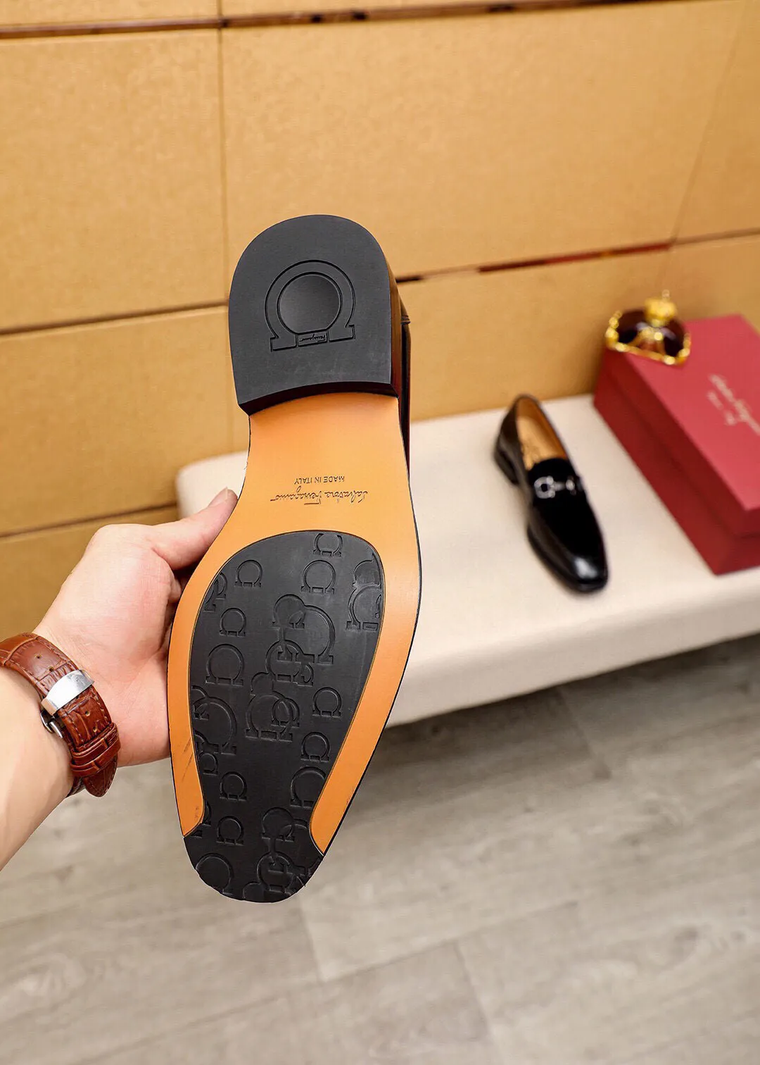 Men's shoes 💰460 💐 Product trademark: Ferragamo "Ferragamo" casual leather shoes Regular size: 38-44 (45.46.47🉑️Customized) Product materials: Selected imported top-layer high mercerized calfskin upper + luxury hardware buckle, imported water-dyed cow leather lining. Strong three-dimensional visual effect, rubber outsole Color: 2⃣️colors available